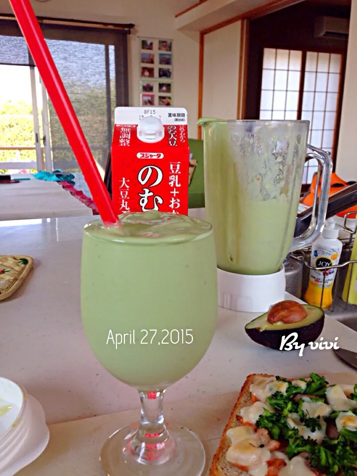 My breakfast today ' creamy avocado smoothie & broccoli toast|viviさん