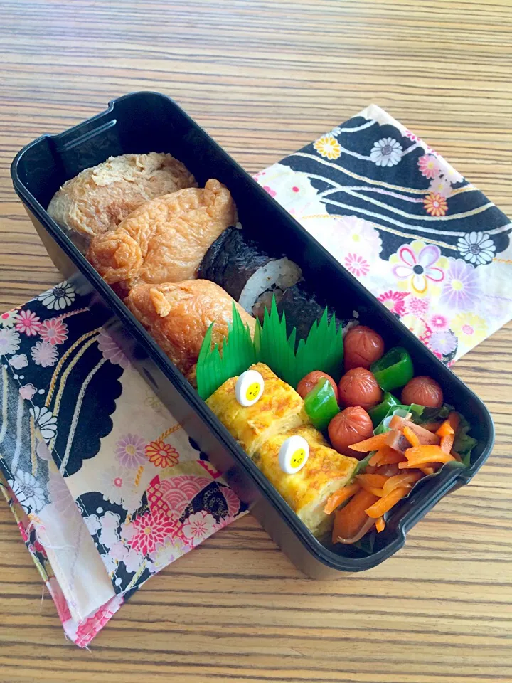 ＊お弁当＊ お義母さんのおいなりさんと海苔巻き 卵焼き ウインナ炒め 人参とスルメの和え物|pinoyamaさん