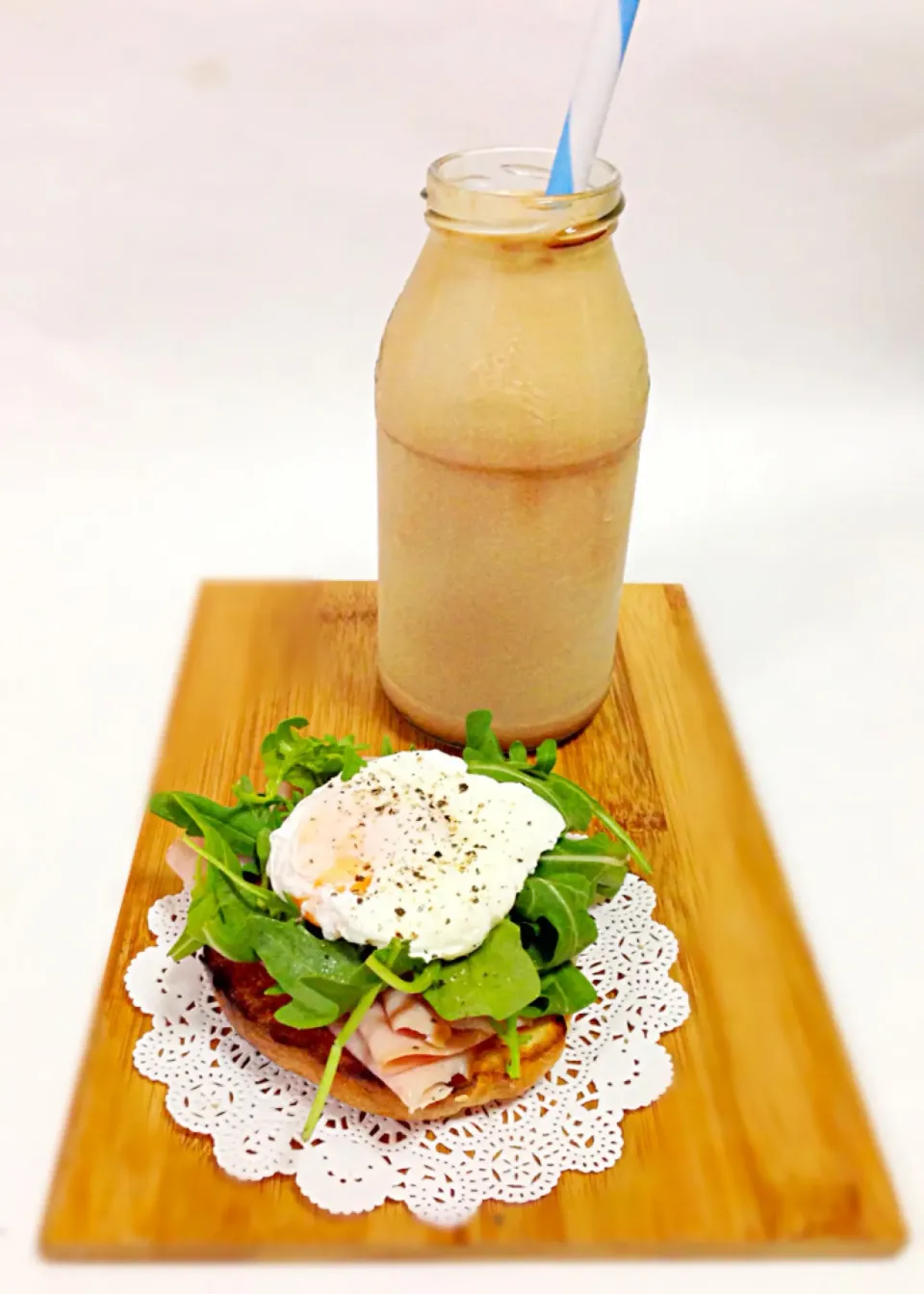 Ham, rucola and egg on bagel, mocha soya milk|coxiella24さん