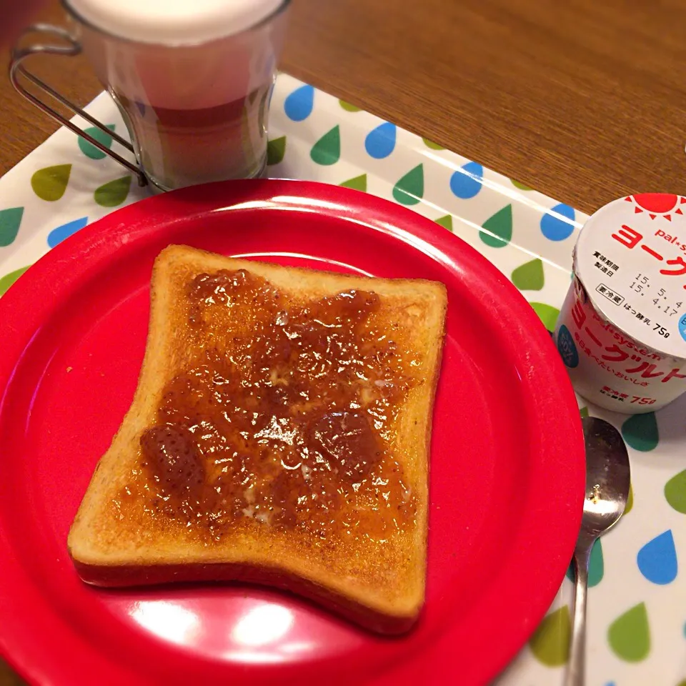 イチゴジャムトースト ヨーグルト カフェラテ|さるさん