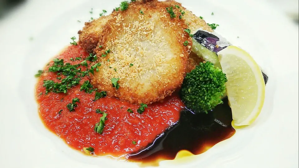 今日は、豚フィレのカツレツ～ミラノ風～です♪
香ばしいチーズの香りが食欲をそそりまーす👍|Yutaka Sakaguchiさん