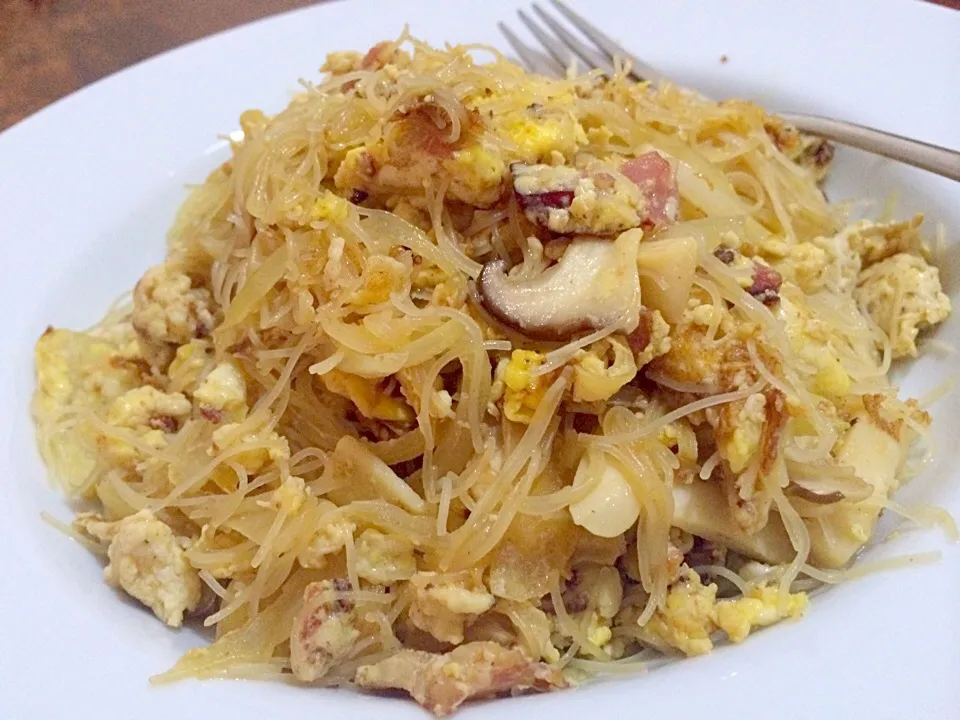 Stir fried rice noodle with bacon, eggs and mushrooms #homemade #homecook #healthydiet #asiancuisine #yummiedietmeal #foodiecrave #weightlossdiet|Kenex Kum Chee Kuanさん