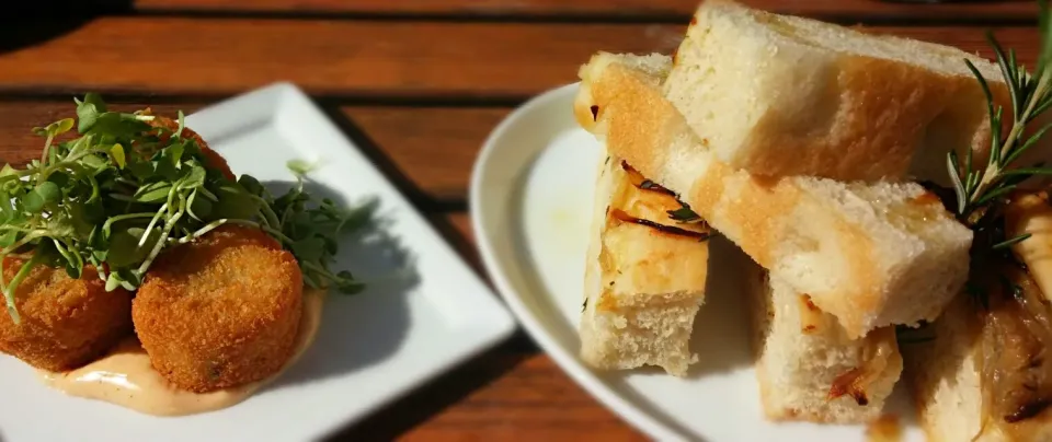 crispy crab cakes & onion foccacia|Jiraphon Gさん