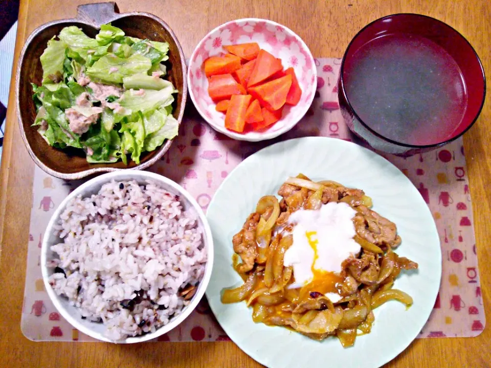 ４月２４日 豚と玉ねぎのカレーソース炒め温玉のせ  レタスツナサラダ にんじんの土佐煮 わかめスープ|いもこ。さん