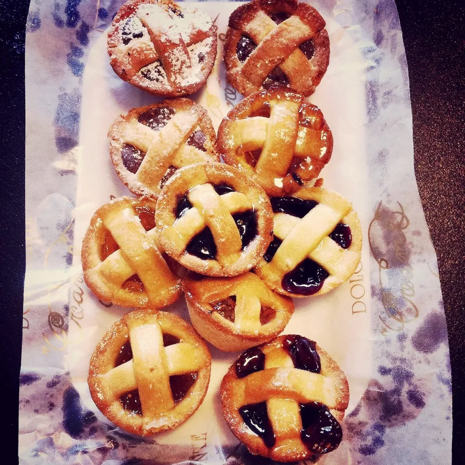 Assorted Italian jam & chocolate tarts|Stefan Labuschagneさん