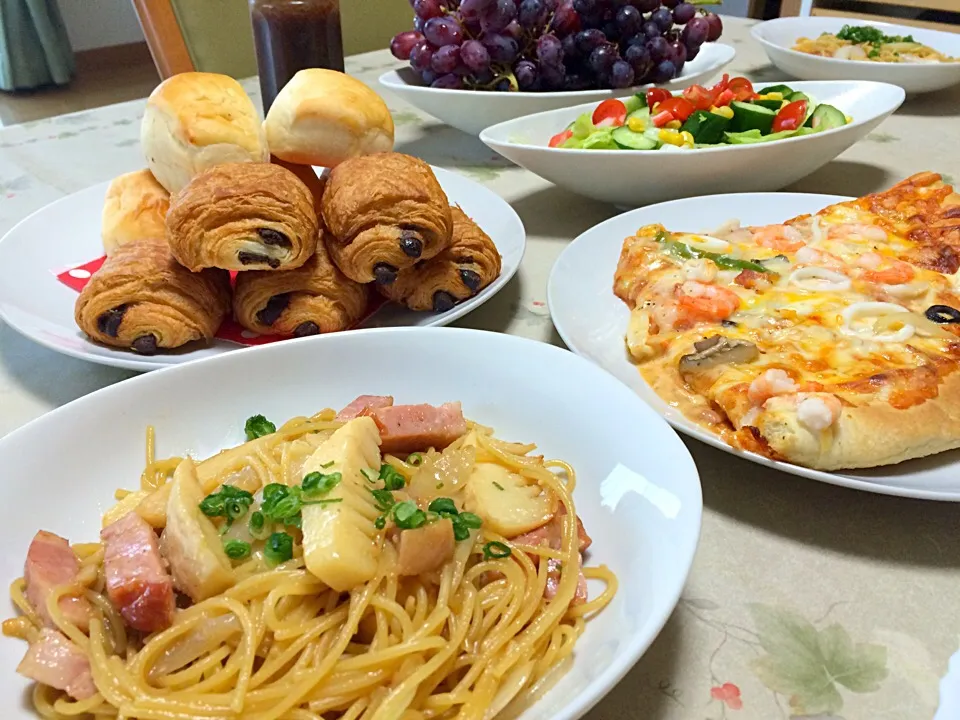 Snapdishの料理写真:竹の子とベーコンのバター醤油パスタと、コストコのピザ❤️|makoさん