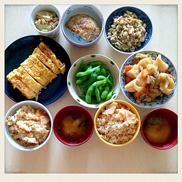 筍の炊き込みご飯☆お味噌汁☆豚じゃが☆枝豆☆だし巻き玉子焼き☆筍の胡麻和え☆昨日の残り鶏もも肉のソテー☆炒り豆腐♪(๑ᴖ◡ᴖ๑)♪|とまこ(*^o^*)さん