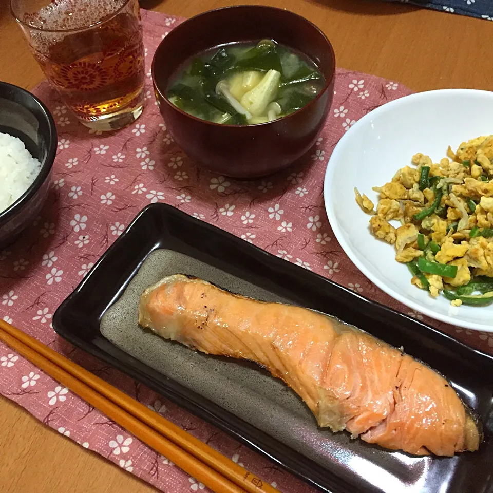 Snapdishの料理写真:鮭の塩焼き、ピーマンとちりめん入りの炒り卵、味噌汁(あげ、しめじ、わかめ)|りーさん