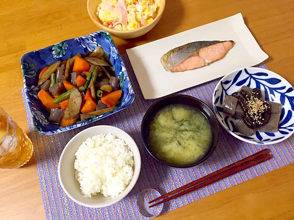 Snapdishの料理写真:鮭の塩焼き、野菜とこんにゃくの煮物、ポテトサラダ、味噌田楽、わかめとネギの味噌汁|ゆきさん