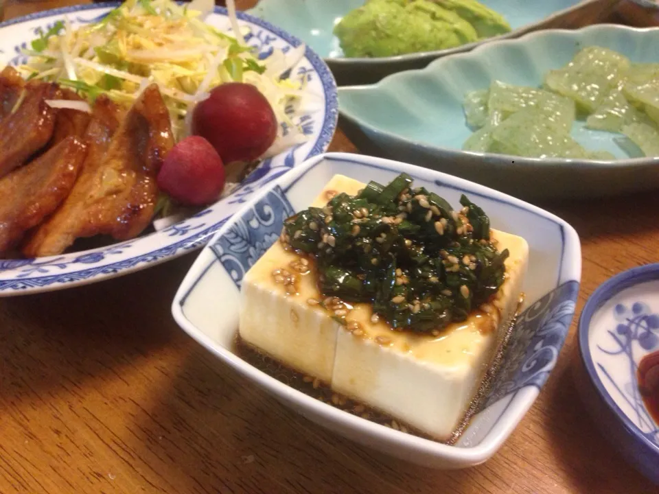 豚肉の醤油麹漬、刺身こんにゃく、アボカド、冷奴のネギ醤油だれ乗せ|さんだーさん