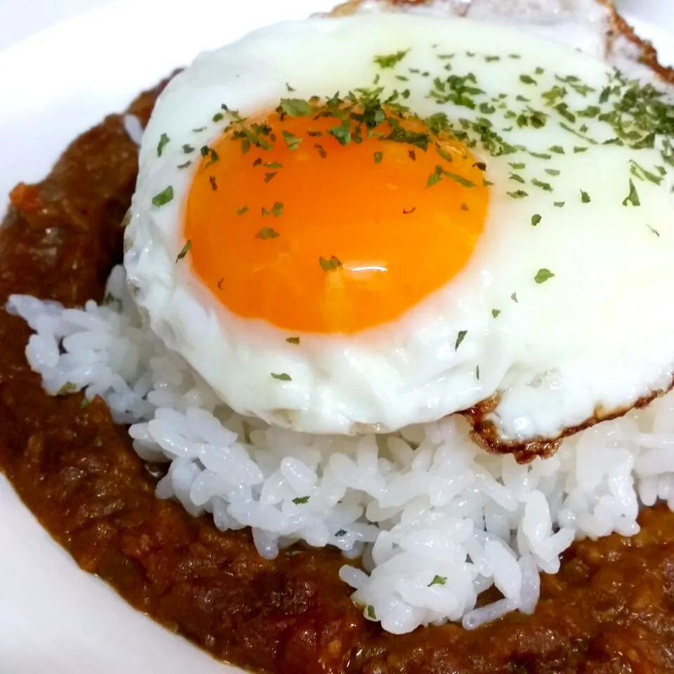 挽き肉のカレーに🍳目玉焼き|ふりるさん