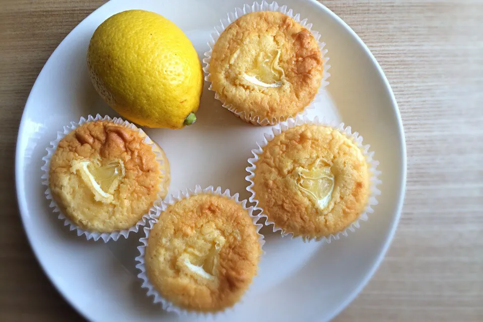 Snapdishの料理写真:ひかりママ＊さんの生クリームでしっとりふわふわ♪レモンマフィン🍋|ぷにさんさん