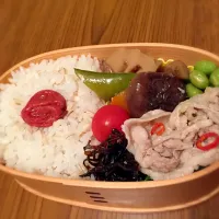 豚ばら肉の塩麹炒め、筑前煮、塩えんどう、麦御飯|みかさん