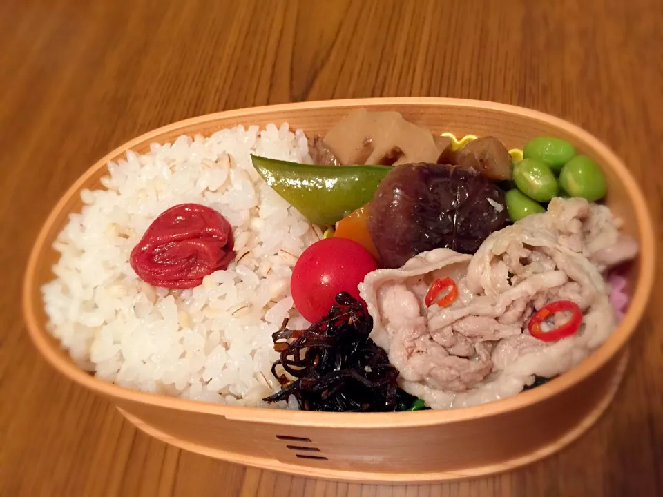 豚ばら肉の塩麹炒め、筑前煮、塩えんどう、麦御飯|みかさん