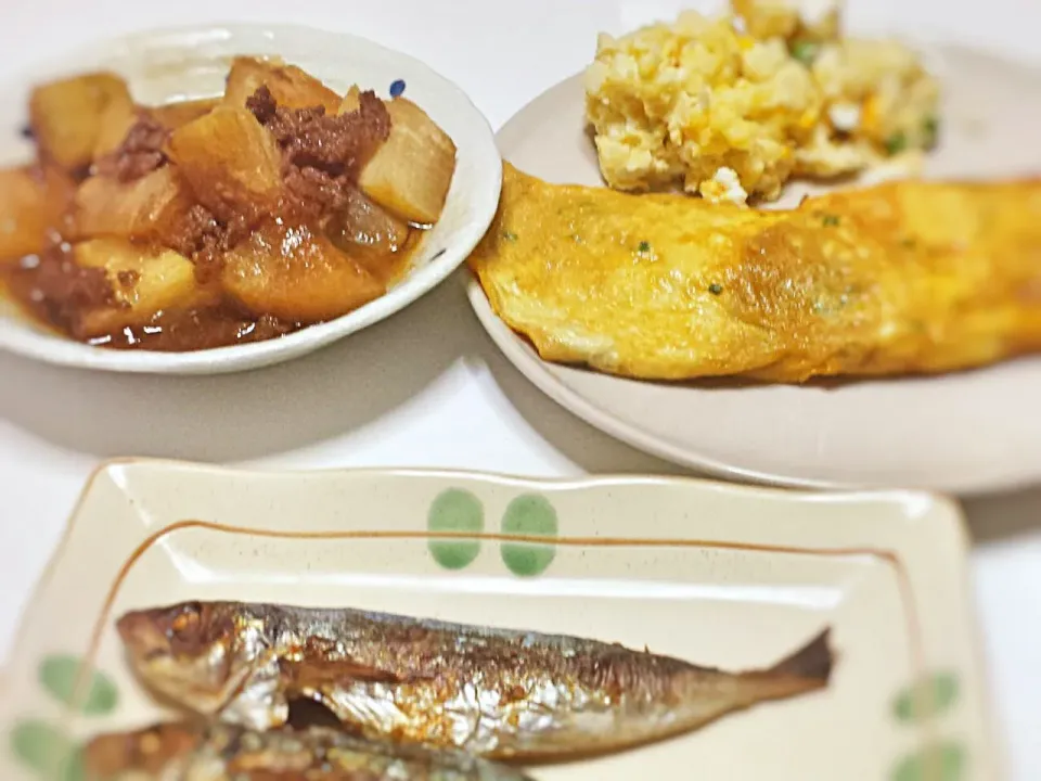 4月27日(月)晩御飯♡
大根と挽き肉の煮物♪
納豆オムレツ♪
ポテトサラダ♪
鯵の塩焼き♪
味噌汁(玉葱)♪|ぷぅみゃんさん