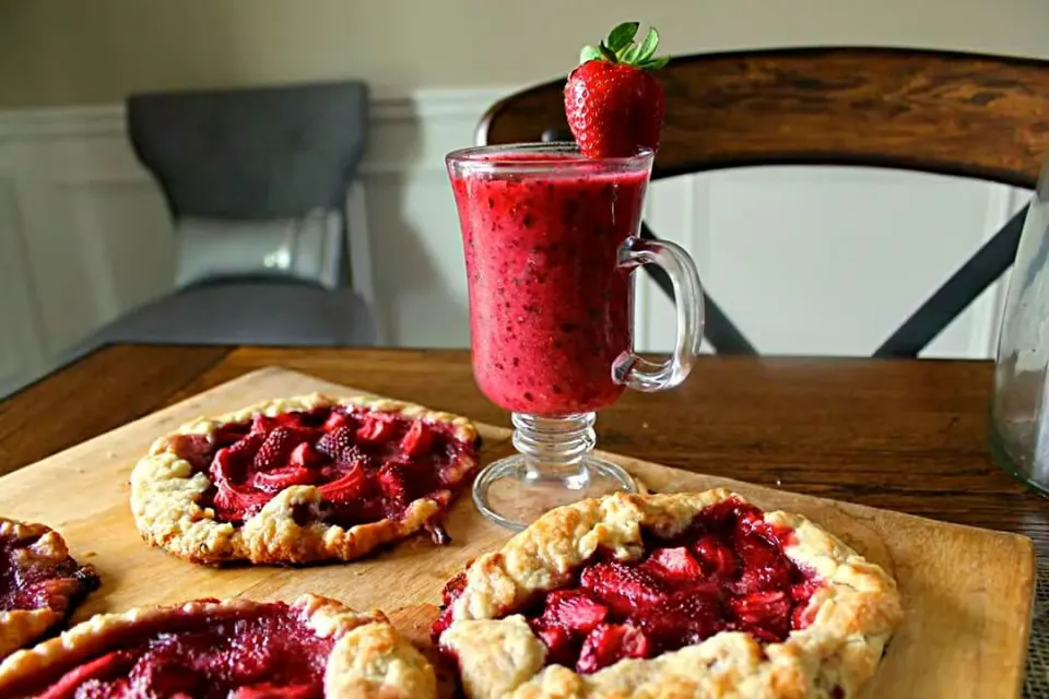 Strawberry galette and a strawberry and blueberry frosty.|lisaさん