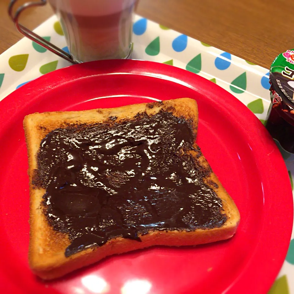 Snapdishの料理写真:チョコレートクリームトースト ヨーグルト カフェラテ|さるさん