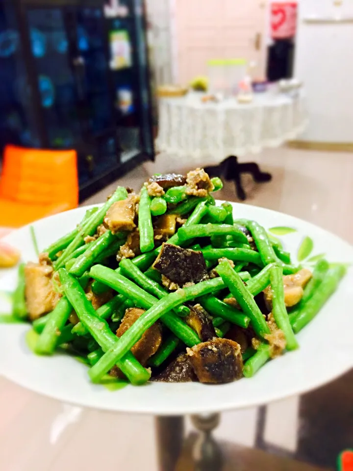 Snapdishの料理写真:Stir fry pea ercis with shitake and mince beef|wu lan lieさん