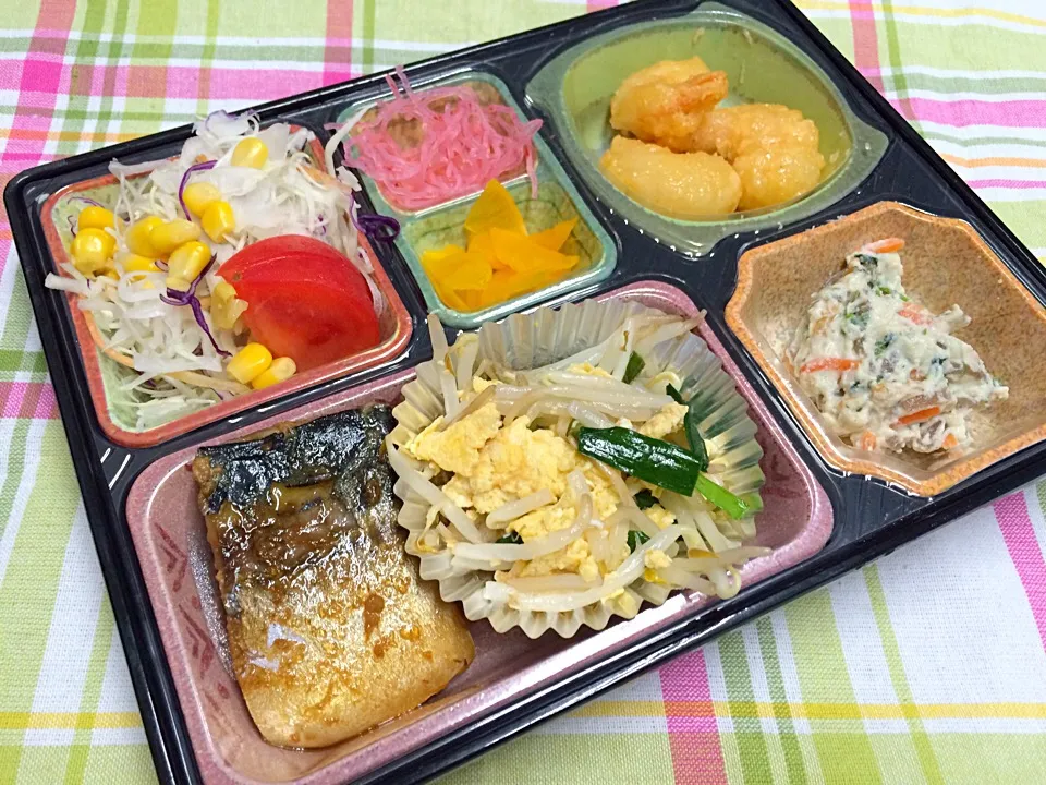 Snapdishの料理写真:鯖の照り煮 日替わり弁当 豊川市宅配|Naokazu Kuritaさん