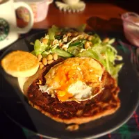 平日morning。 全粒粉パンケーキ＊目玉焼き＊大豆と胡瓜のサラダ＊スコーンwithお豆腐クリーム＊チアシード入りヨーグルト|kmkkntさん