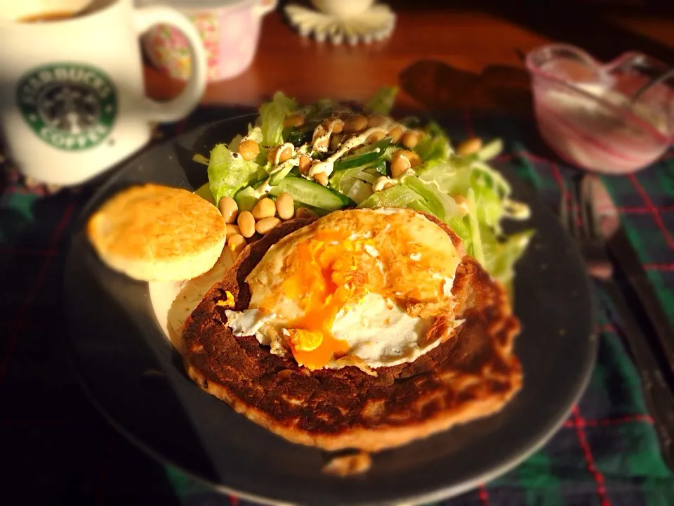 平日morning。 全粒粉パンケーキ＊目玉焼き＊大豆と胡瓜のサラダ＊スコーンwithお豆腐クリーム＊チアシード入りヨーグルト|kmkkntさん