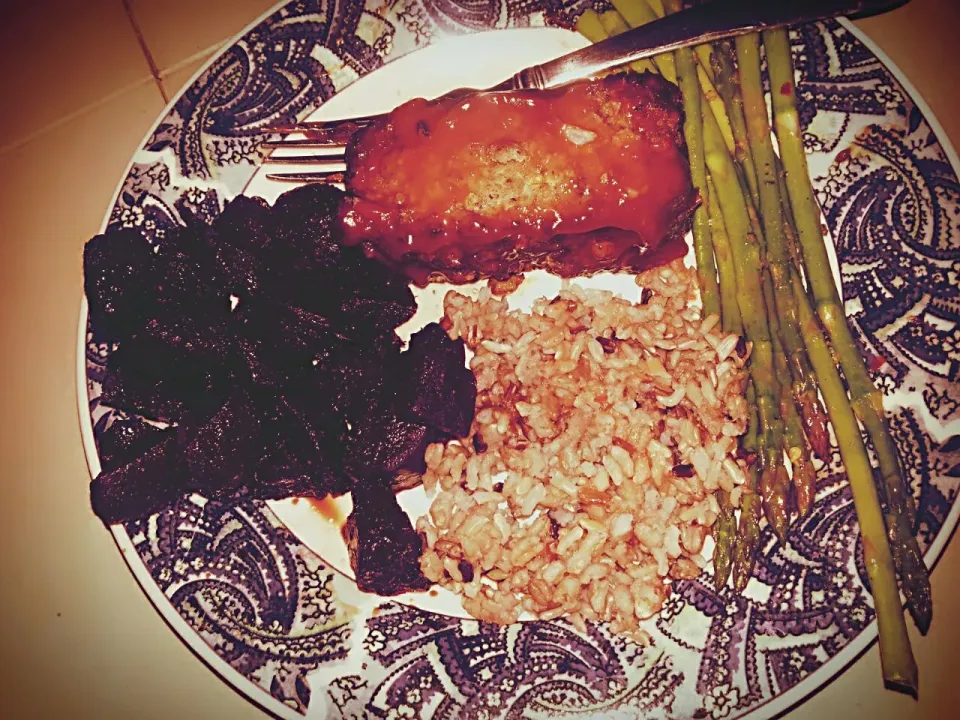 beets. asparagus.  turkeyloaf. brown rice.|susyhrdzさん