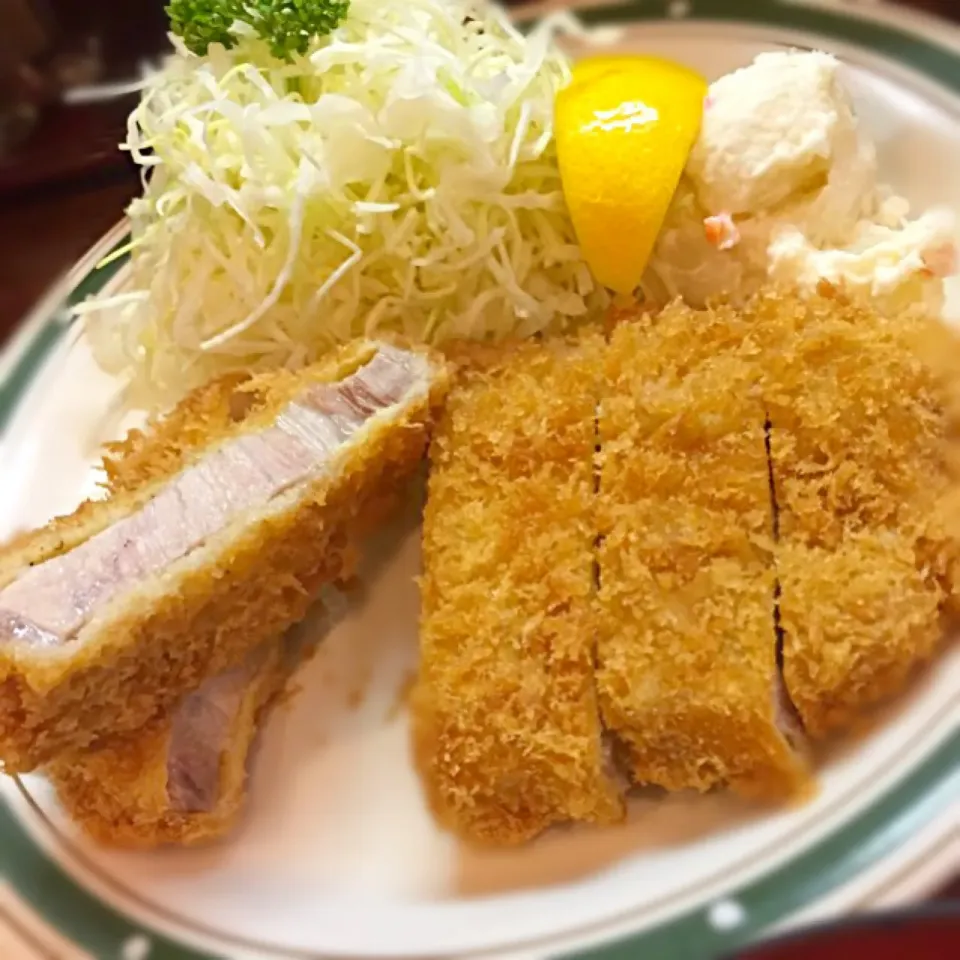 Snapdishの料理写真:特撰もち豚ロースカツ定食！|shuさん