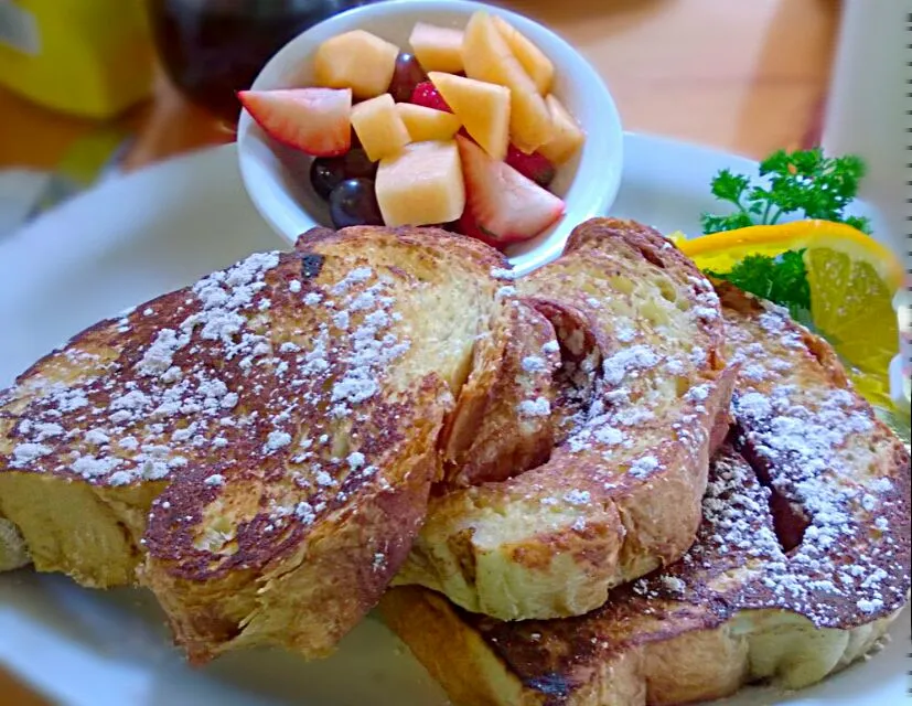 Fresh baked bread French Toasts|Jiraphon Gさん