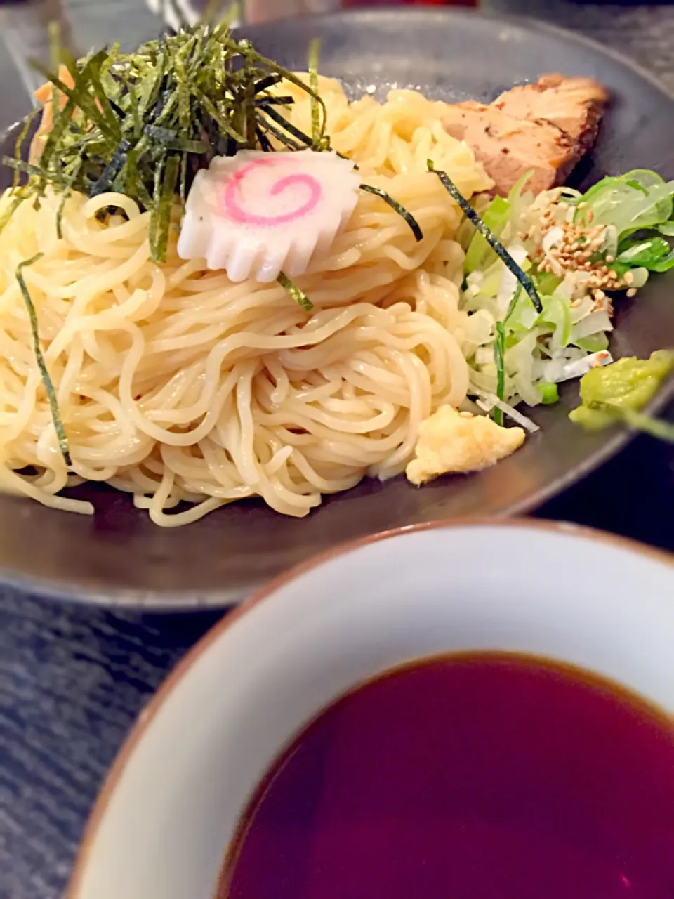 Snapdishの料理写真:今日は暑いのでさっぱりとザルラーメン。薬味が山葵と生姜。これはありだな。|Tomyさん