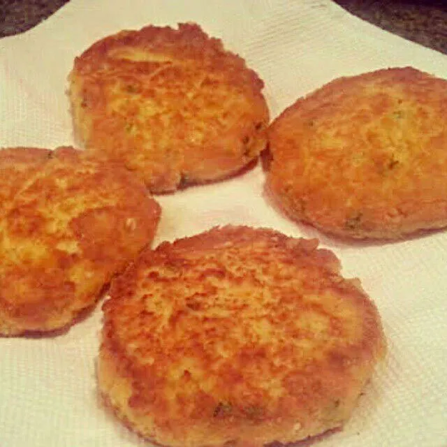 Snapdishの料理写真:I Made Salmon Croquettes for #meatlessmonday #seafood #MainDish #delish ❤❤❤|Alisha GodsglamGirl Matthewsさん