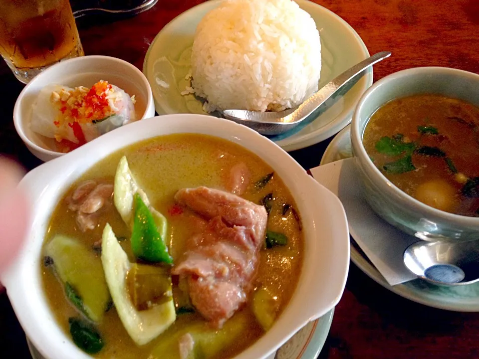 鶏肉入りグリーンカレー1080円也|秋山知隆さん