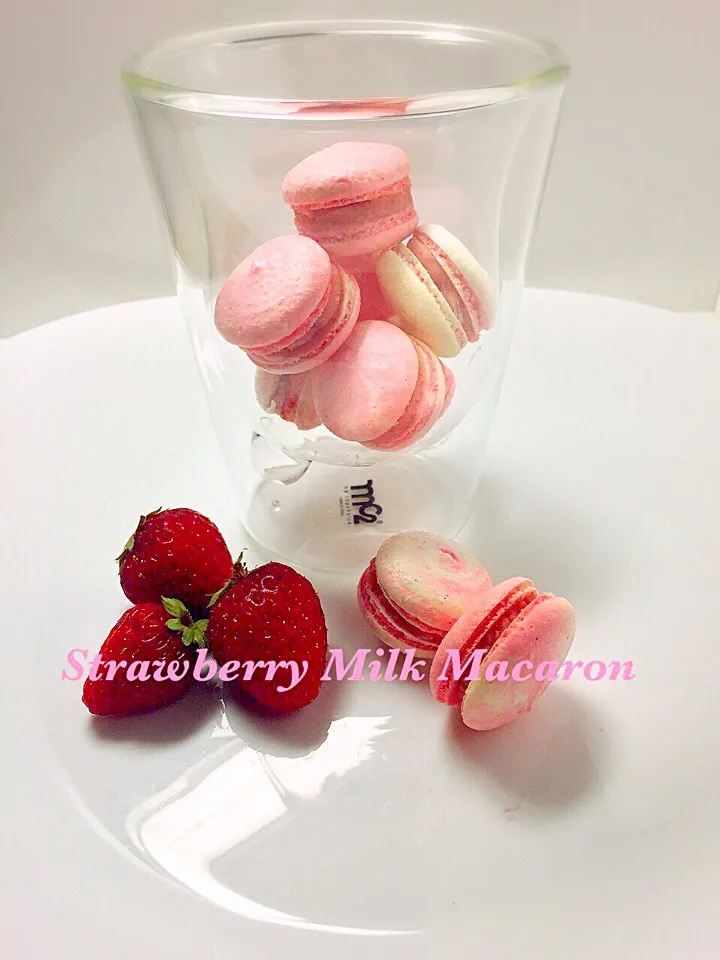 Snapdishの料理写真:Strawberry Milk Macaron|サクラさん