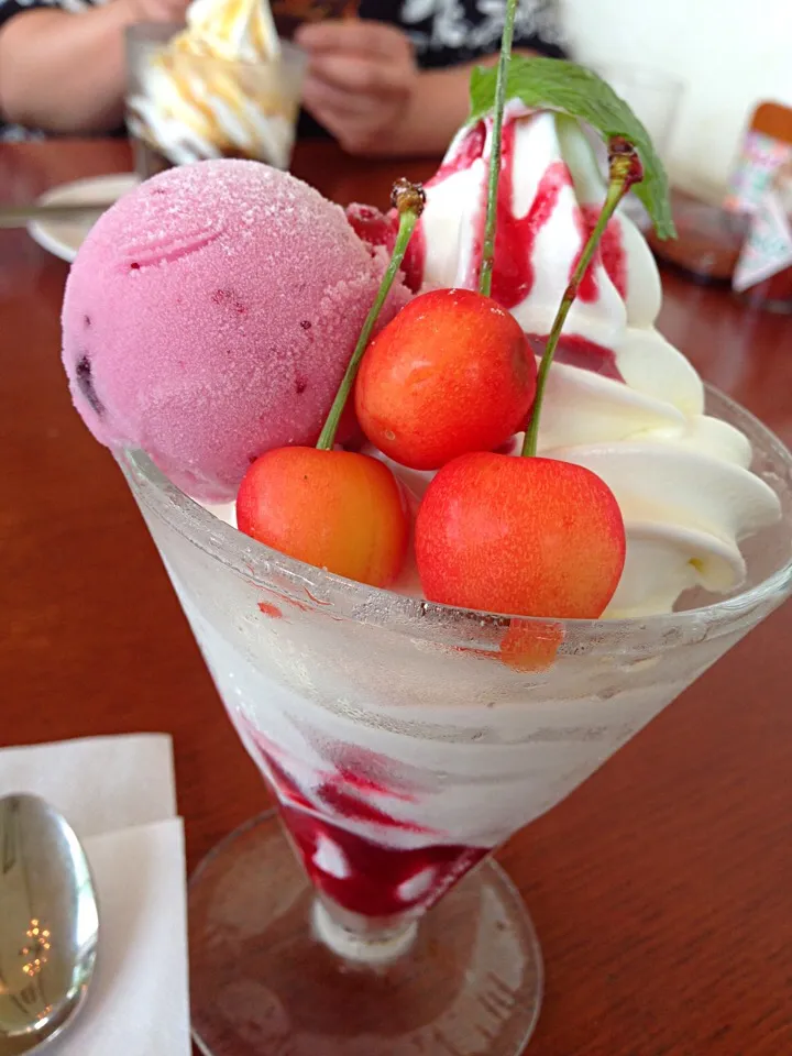 サクランボパフェ🍒 #アイスクリーム #パフェ|아 즈 ♡さん