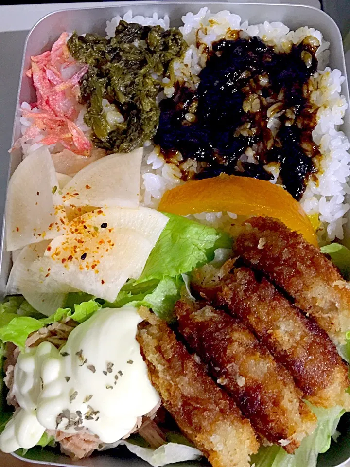 パパお弁当🍱  メンチカツ、ツナサラダ、大根の漬け物、夏みかんの甘煮、ふきのとうの佃煮、海苔の佃煮、干し海老の塩炒り|ch＊K*∀o(^^*)♪さん