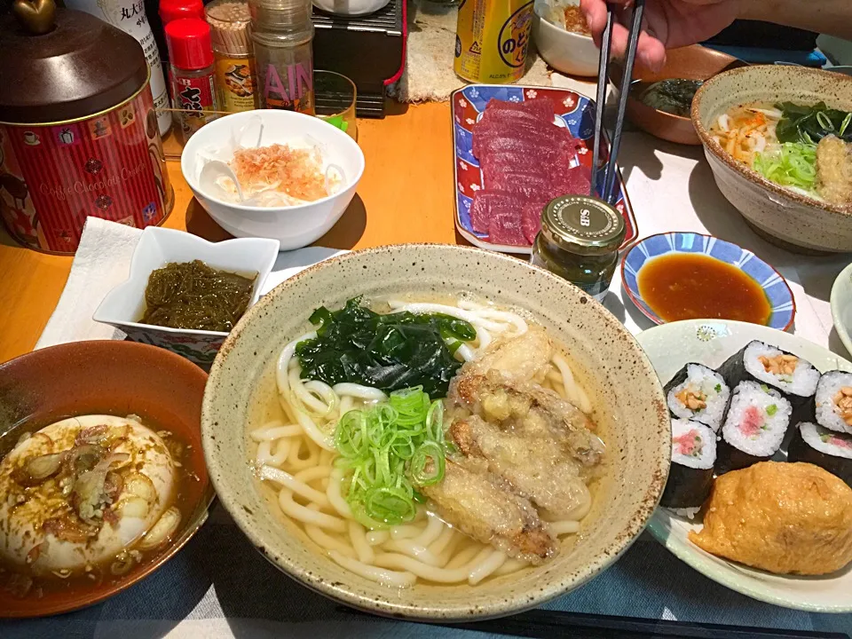 Snapdishの料理写真:博多うどん、沖縄モズク、おぼろ豆腐、新玉ねぎのサラダ|ゆんたくさん