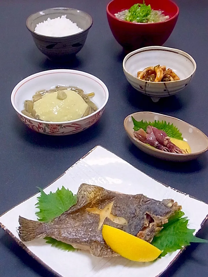 今晩は、メイタガレイ唐揚げ、うすい豆腐 じゅんさい 山葵、ホタルイカ 芥子酢味噌、烏賊酢味噌和え、そば米汁、ご飯

左ヒラメに右カレイ。
目と目の間が板の様に盛り上がって、目が突き出ている目板ガレイは、大きくなると非常に高価なカレイですが、今日のは小さいので安価(^^)の上、半額！
三重県産２匹とと岸和田産3匹で迷って|akazawa3さん