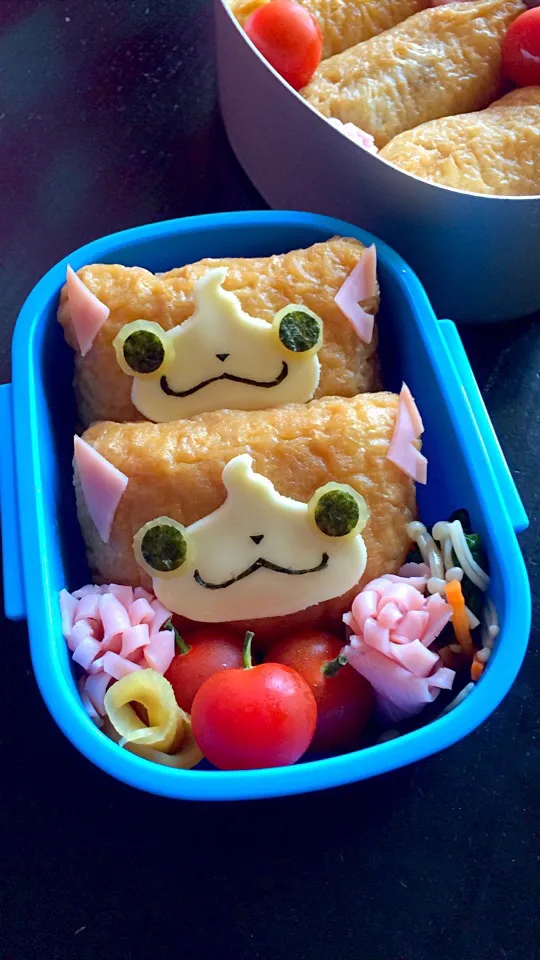 Snapdishの料理写真:今日は末っ子くん、初めての遠足(*^o^*)♪ジバニャンお稲荷さん弁当|hanakoさん