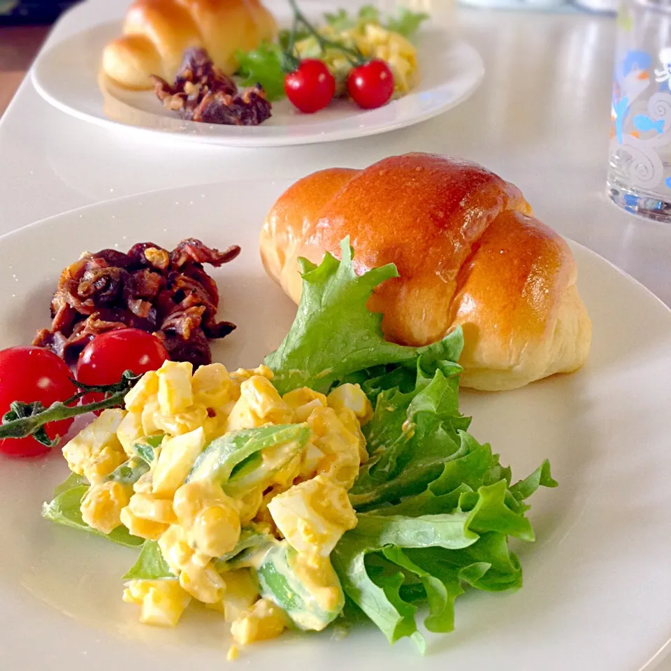 Snapdishの料理写真:娘たちのいつもの朝ご飯〜       卵コーンサラダ なぜか砂肝|yukoさん