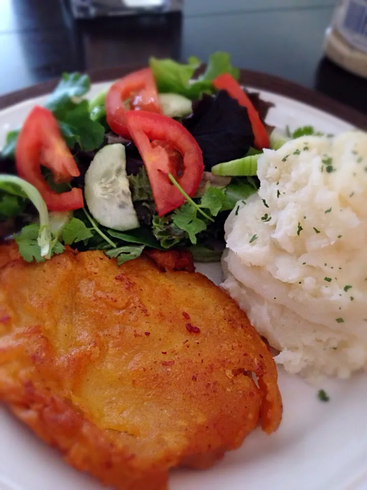 Fried chicken fillet, spring salad with herbs & mashed potatoes|killyさん