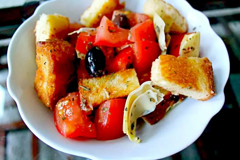 my version of a panzanella salad made with brioche bread.|lisaさん