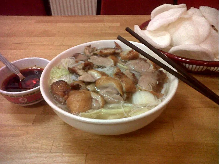 Roast Pork and Duck vermicelli rice noodle soup, with chinese prawn crackers #noodles #noodlebar #onions|VViet food boyさん