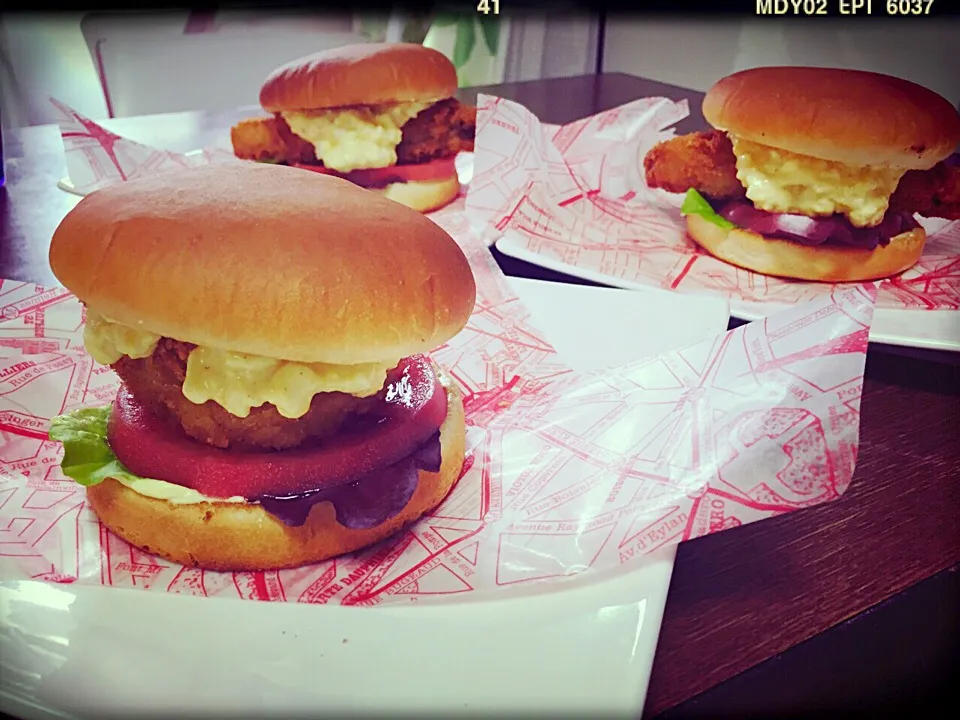 子供たちの朝ごはん❤️フィッシュバーガーと海老カツバーガー❤️|mamanさん