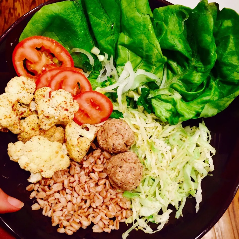 Farro, cabbage, vegan meatballs, cauliflower and lettuce, tomato, onion salad|victoria valerioさん