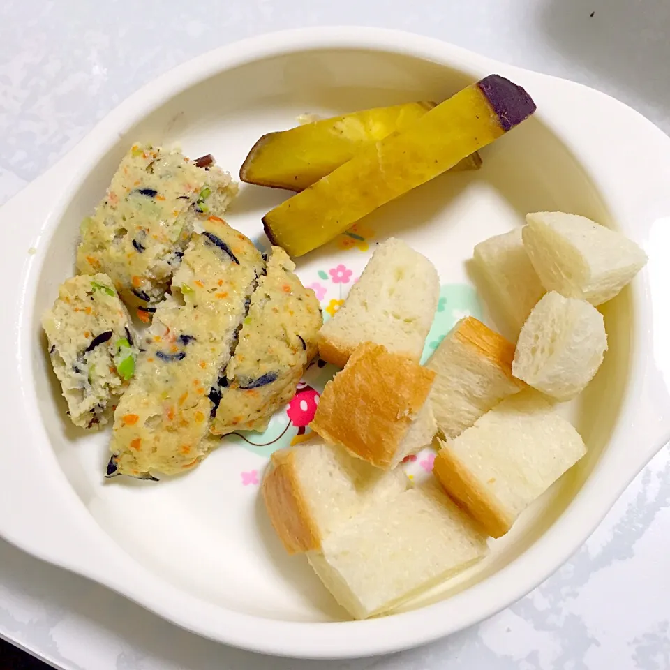 お豆腐とヒジキ野菜とえだまめのハンバーグ♡食パン♡サツマイモスティック♡|湊叶ママさん