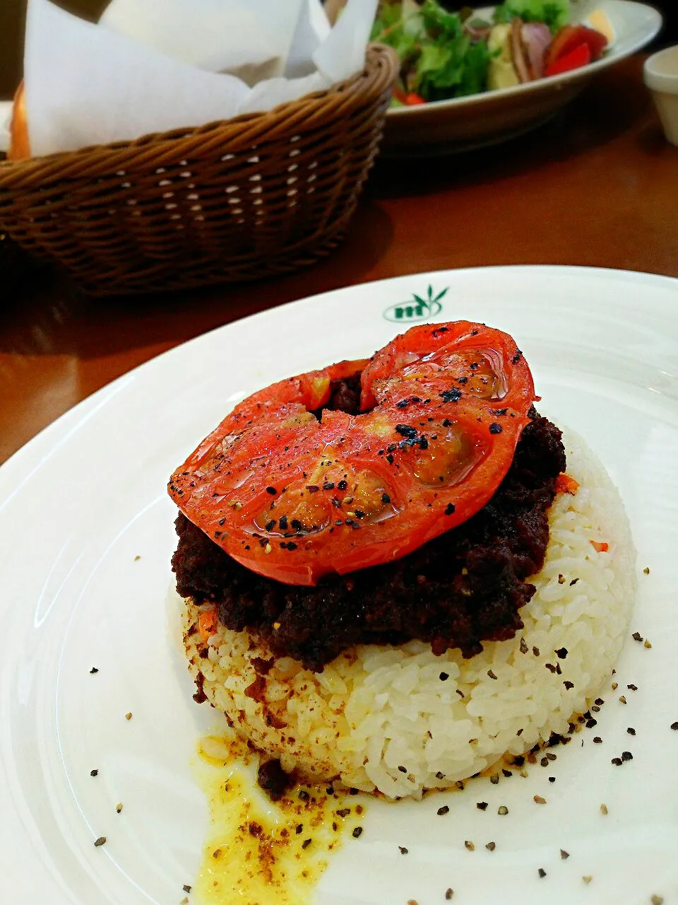 Snapdishの料理写真:焼きtomatoのったドライカレー🍛
キーマカレーみたいでスパイシー🎵|☆Yumi☆さん