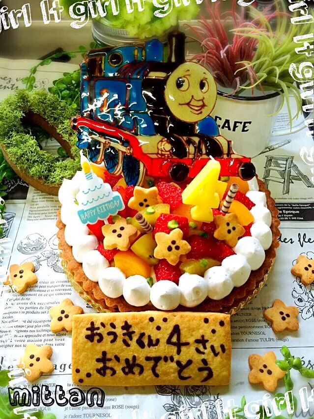 Snapdishの料理写真:次男くん4歳のbirthdayケーキ🎂🎂🎂💝おめでとう〜🎶フルーツたっぷりタルト♡りえちゃんのトーマスキャラチョコ乗せ〜♡|みったんさん