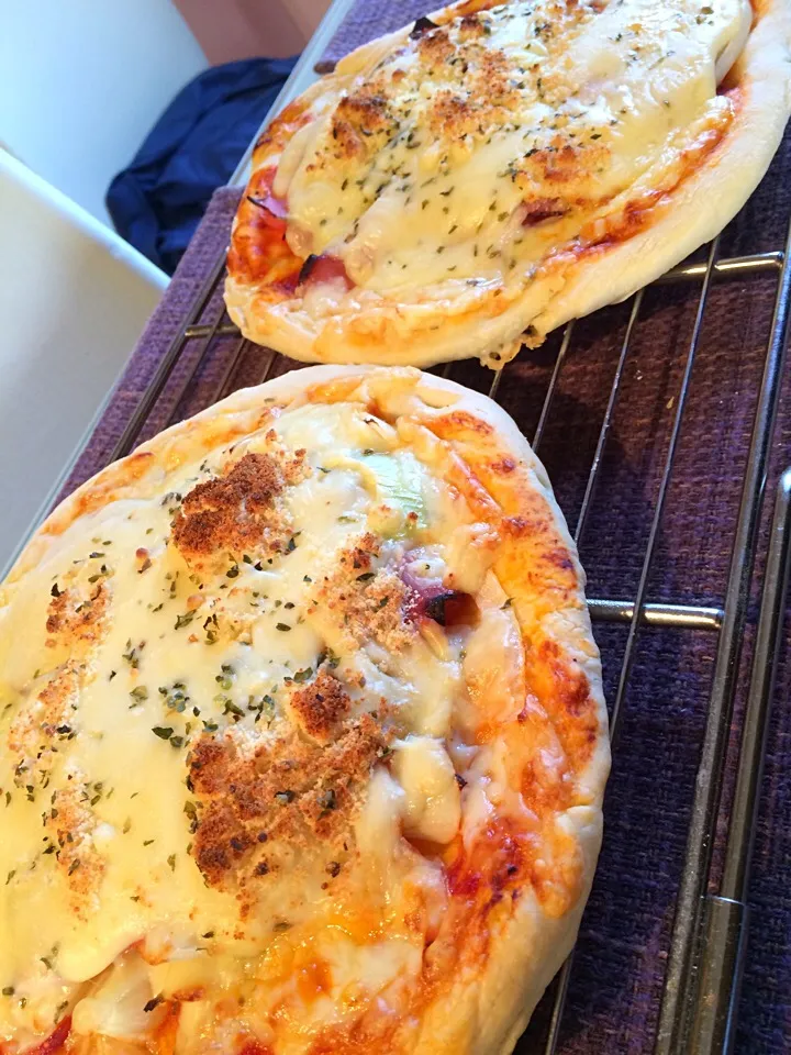 I made 2 ham tomato and onion pizzas|Nigelさん