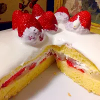 Snapdishの料理写真:イチゴのショートケーキ断面図|PASELIさん