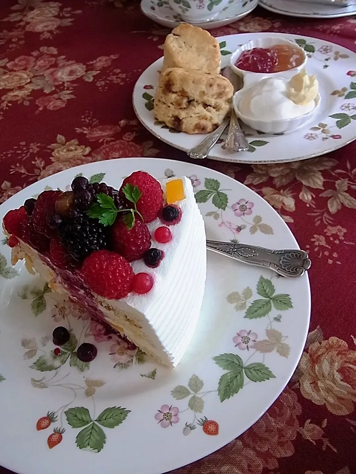 山盛りベリーのケーキ。|てみんちゃんさん