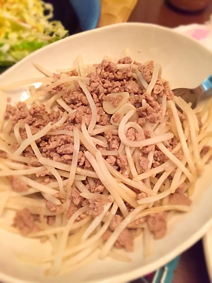 挽き肉とモヤシの炒め物 醤油と辛子が味の決め手です|taka-chanさん